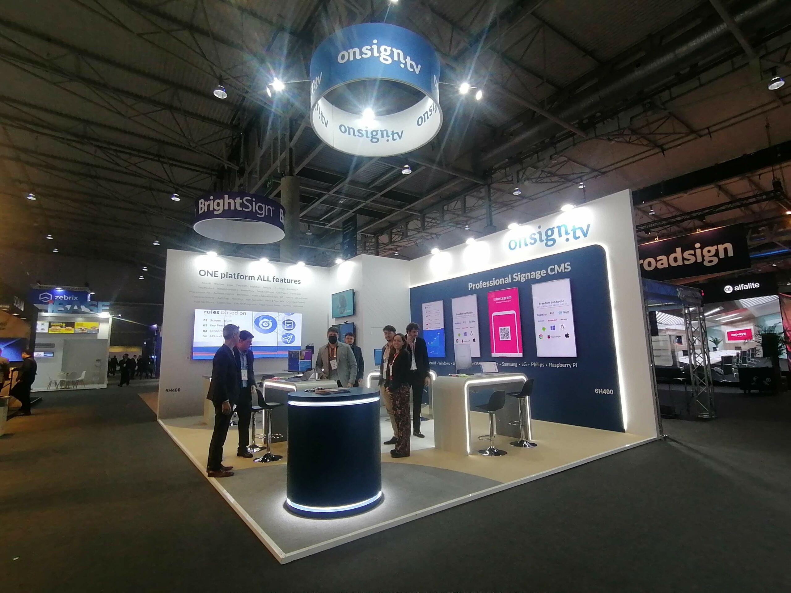 construcción de stand para onsign tv, ise 2023 Barcelona